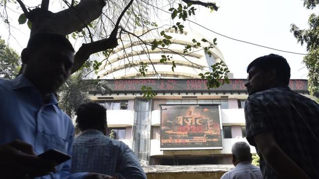 People watching Sensex update on billboard outside BSE in Mumbai. (Anshuman Poyrekar/HT Photo) People watching Sensex update on billboard outside BSE in Mumbai. (Anshuman Poyrekar/HT Photo)