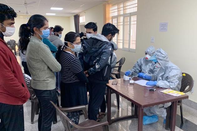 Indian citizens undergoing final sample collection and tests inside a quarantine facility set by up ITBP, New Delhi, February 14, 2020.(HTPHOTO)