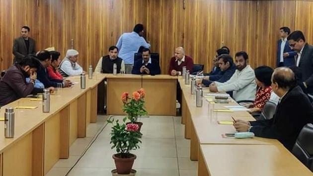 Delhi Chief Minister Arvind Kejriwal chairing an emergency meeting over clashes on Tuesday.(Twitter/Sanjeev_aap)