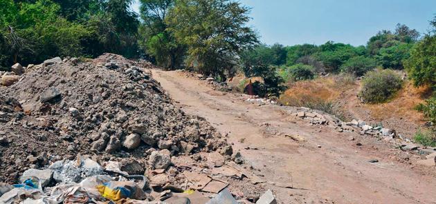 he debris poses a severe threat to Naik bet (island), Chavan states in her letter to Pune municipal commissioner Shekhar Gaikwad, demanding that the dumping of debris be stopped immediately (HT PHOTO) he debris poses a severe threat to Naik bet (island), Chavan states in her letter to Pune municipal commissioner Shekhar Gaikwad, demanding that the dumping of debris be stopped immediately (HT PHOTO)