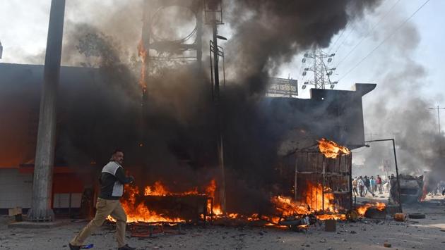 A building is set on fire during clashes between anti and pro CAA demonstrations at Bhajanpura. Former Uttar Pradesh director general of police (DGP) Vikram Singh said the violence could have been prevented if the police had acted more swiftly and firmly. (Sanchit Khanna / HT Photo)