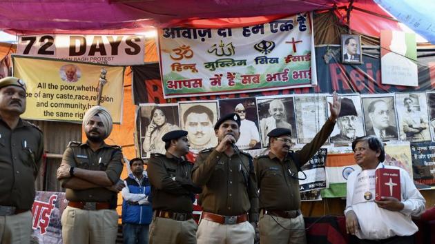 Newly appointed Deputy Commissioner of Police (Southeast) Rajendra Prasad Meena addresses the gathering at the protest site in Shaheen Bagh. (Photo by Burhaan Kinu/ Hindustan Times) Newly appointed Deputy Commissioner of Police (Southeast) Rajendra Prasad Meena addresses the gathering at the protest site in Shaheen Bagh. (Photo by Burhaan Kinu/ Hindustan Times)