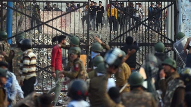 Protesters hurl stones at police personnel during violent clashes between anti and pro-CAA demonstrations, at Jaffrabad, near Maujpur, in New Delhi on February 24, 2020.(Raj K Raj/HT PHOTO)