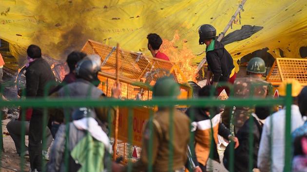Protesters seen during a clash at Jafrabad. Former director general of police (of Assam and Uttar Pradesh), Prakash Singh, said the police action over the last two months— including at the protest blockade site in south-east Delhi’s Shaheen Bagh—has been disappointing. (Raj K Raj / HT Photo)