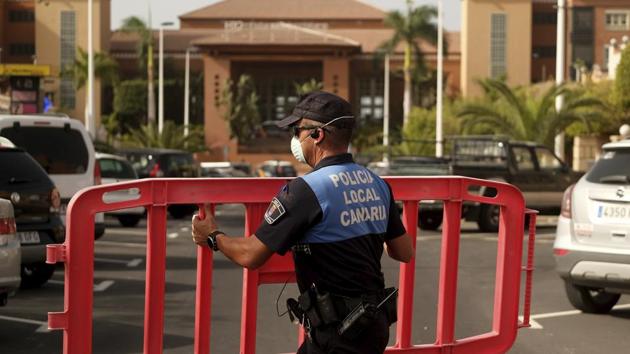 Outside the hotel, which overlooks the sea, a handful of local and national police could be seen standing around wearing masks and purple protective gloves, the entrance cordoned off by plastic tape, footage from one of the hotel guests showed. Feb. 25, 2020(AP) Outside the hotel, which overlooks the sea, a handful of local and national police could be seen standing around wearing masks and purple protective gloves, the entrance cordoned off by plastic tape, footage from one of the hotel guests showed. Feb. 25, 2020(AP)