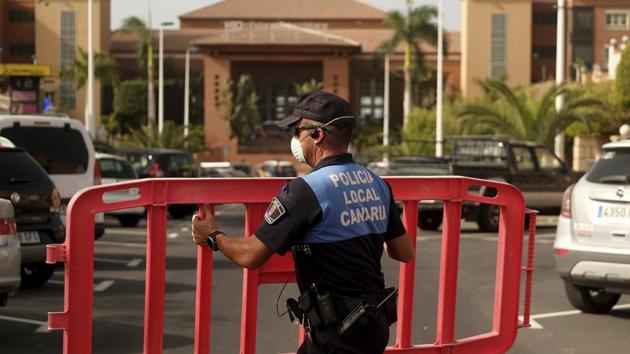 Outside the hotel, which overlooks the sea, a handful of local and national police could be seen standing around wearing masks and purple protective gloves, the entrance cordoned off by plastic tape, footage from one of the hotel guests showed. Feb. 25, 2020(AP)