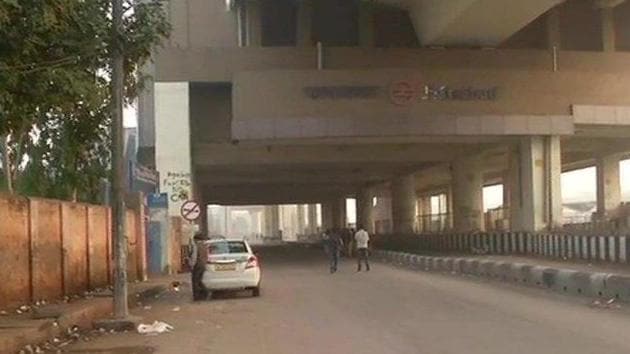 The road underneath the Jafrabad Metro station on Wednesday morning.(ANI Photo) The road underneath the Jafrabad Metro station on Wednesday morning.(ANI Photo)