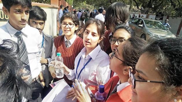 CBSE Class 10 student after writing their English exam in Lucknow on Wednesday (HT) CBSE Class 10 student after writing their English exam in Lucknow on Wednesday (HT)