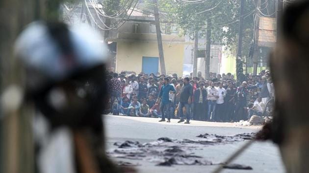 Protesters are seen at the site of clashes between pro and anti-CAA groups on the road connecting Maujpur and Jafrabad, in New Delhi on Tuesday. (Raj K Raj/HT Photo) Protesters are seen at the site of clashes between pro and anti-CAA groups on the road connecting Maujpur and Jafrabad, in New Delhi on Tuesday. (Raj K Raj/HT Photo)