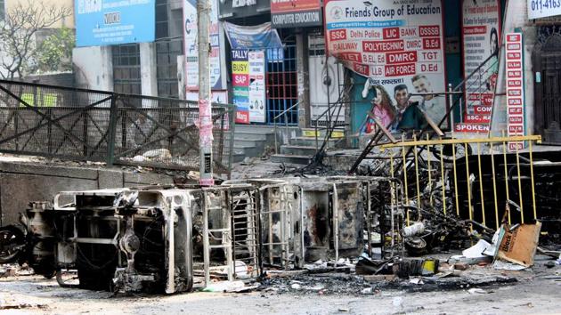 Burnt vehicles are seen after yesterday’s clashes between anti and pro CAA groups, at Chandbagh. The court appointed advocate Zubeda Begum as amicus curiae to coordinate between the victims and various agencies. (WASIM/SARVAR / HT Photo)