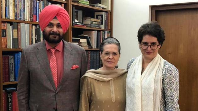 Punjab Congress leader and former minister Navjot Singh Sidhu with party president Sonia Gandhi and general secretary Priyanka Gandhi(HT Photo)