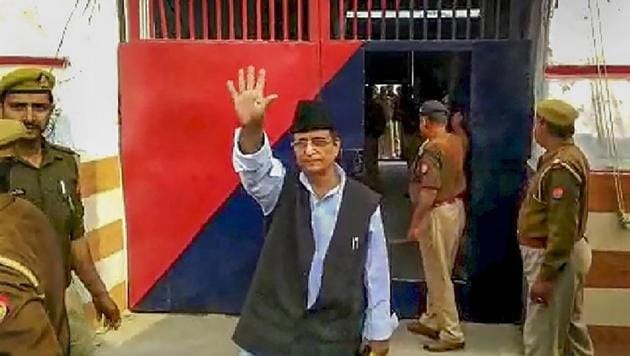 Samajwadi Party MP Azam Khan waves before being sent to judicial custody for allegedly faking Abdullah's birth certificate, in Rampur.(Photo: PTI)