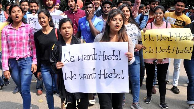 Students of PGGC- Sector 46 protesting on Wednesday.(Ravi Kumar/HT)