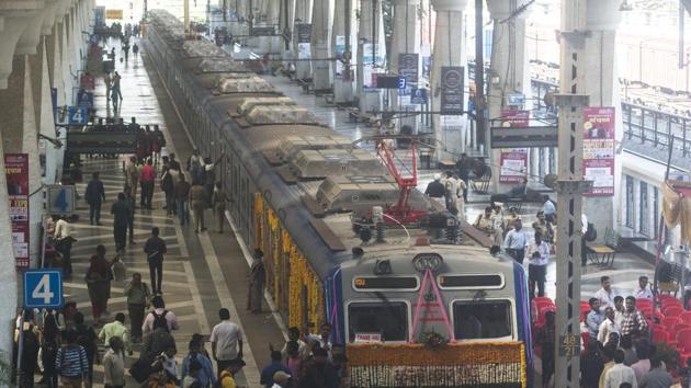In his memorandum, President of Thane District Rail Passengers Association Om PrakashSharma pointed out problems including track deaths, rude railway staff, substandard canteen food, lack of proper seating arrangements and faulty indicators.(Pratik Chorge/HT Photo (Image for representation purpose)) In his memorandum, President of Thane District Rail Passengers Association Om PrakashSharma pointed out problems including track deaths, rude railway staff, substandard canteen food, lack of proper seating arrangements and faulty indicators.(Pratik Chorge/HT Photo (Image for representation purpose))