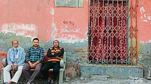 Muslim men guard a temple in riot-hit Indra Vihar area(HT Photo)