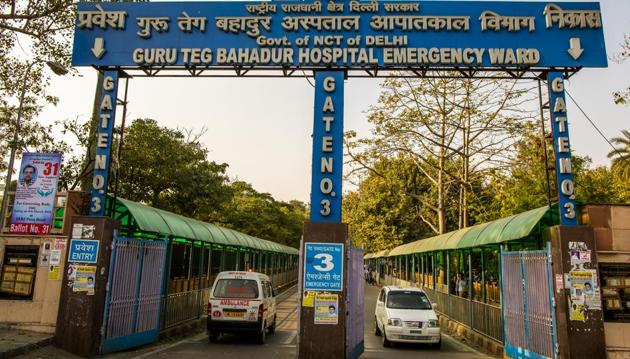 An ambulance enters the gate to the emergency ward at the Guru Teg Bahadur Hospital. Most of those waiting at the morgue said the violence had abated in their neighbourhoods for now, but tensions remained high. “We are afraid,” Imran said. “Who can say what will happen tomorrow.” (Prashanth Vishwanathan / Bloomberg)
