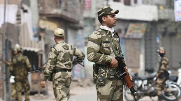 Police and paramilitary personnel on a flag march making their presence known in the area, after clashes between opposing groups over the Citizenship Amendment Act (CAA) at Karawal Nagar in New Delhi, India, on Wednesday, February 26, 2020.(Biplov Bhuyan/HT PHOTO) Police and paramilitary personnel on a flag march making their presence known in the area, after clashes between opposing groups over the Citizenship Amendment Act (CAA) at Karawal Nagar in New Delhi, India, on Wednesday, February 26, 2020.(Biplov Bhuyan/HT PHOTO)