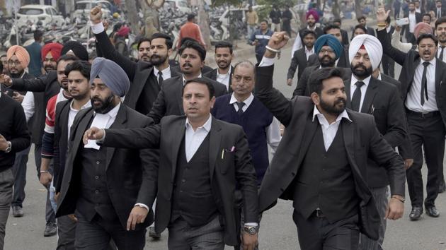 Members of the district bar association protesting outside the DC office in Ludhiana on Friday.(Gurpreet Singh/HT)