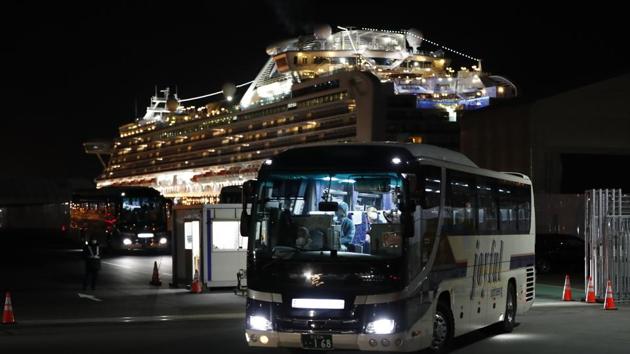 Buses carrying the Hong Kong passengers from the quarantined Diamond Princess cruise ship leave a port in Yokohama, near Tokyo.(AP)
