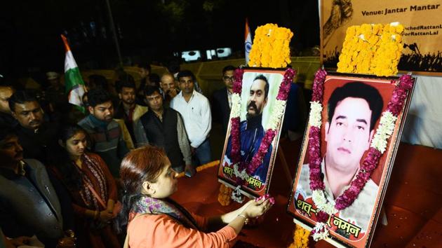 A group of youths pay tribute to IB officer Ankit Sharma and Delhi Police constable Rattan Lal who lost their lives in North East Delhi Violence, at Jantar Mantar in New Delhi on Thursday.(Vipin Kumar/HT Photo)