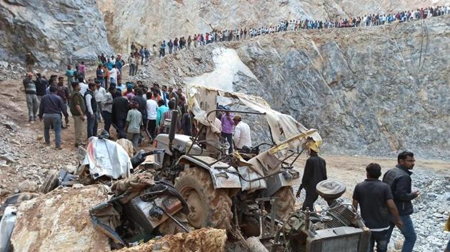 People gather to watch a rescue operation to bring out three labourers feared trapped in a stone quarry in Sonbhadra in eastern Uttar Pradesh.(HT Photo)