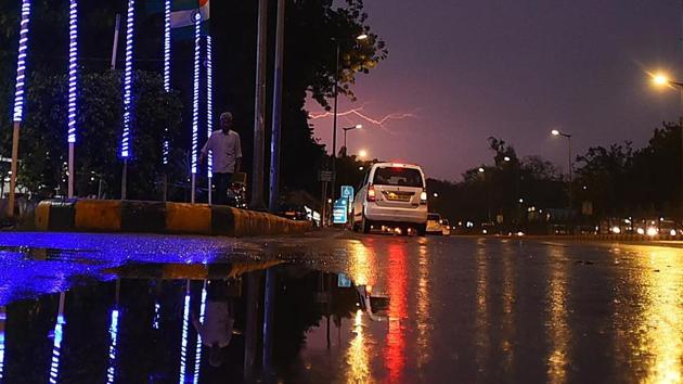 A rain shower at Janpath Market in New Delhi on Saturday.(Raj K Raj/HT Photo) A rain shower at Janpath Market in New Delhi on Saturday.(Raj K Raj/HT Photo)