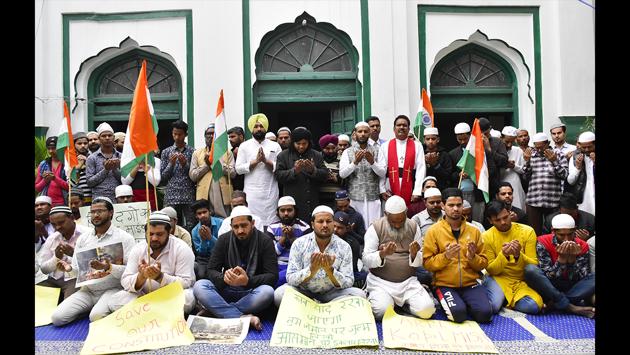 People of various faiths take part in a prayer meet for the victims of the Delhi communal violence and pray for peace at Noor Masjid in Amritsar, Punjab.  (Sameer Sehgal / HT Photo) 