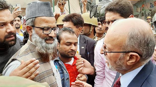 Delhi Lt. Governor Anil Baijal interacts with locals during a visit to the communal violence affected area of Maujpur, in Delhi.(HT Photo)