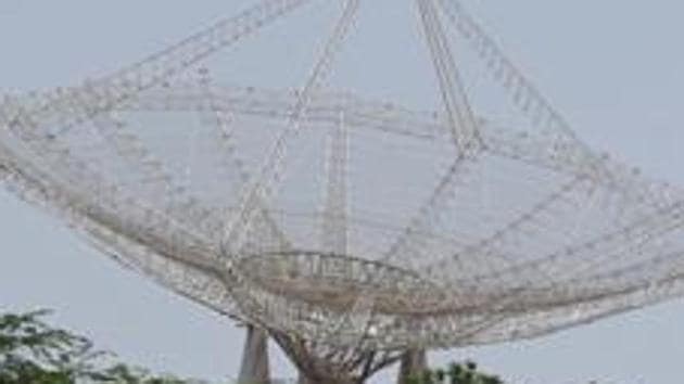 Using four telescopes including the Giant Metrewave Radio Telescope (GMRT) in Pune, astronomers have discovered the biggest explosion seen in the universe. (Pratham Gokhale/HT Photo) Using four telescopes including the Giant Metrewave Radio Telescope (GMRT) in Pune, astronomers have discovered the biggest explosion seen in the universe. (Pratham Gokhale/HT Photo)
