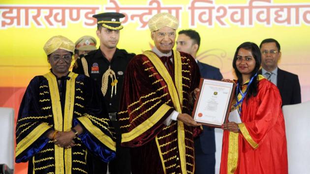 Pesident Ramnath Kovind awarding gold medal to a student while governor Droupadi Murmu looks on during the 1st convocation of Central University of Jharkhand (CUJ)(Diwakar Prasad/ Hindustan Times)