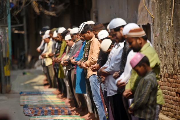 Muslims offer Friday prayers after Tuesday's violence over Citizenship Amendment Act (CAA), at Shiv Puri, in New Delhi.(Amal KS/HT PHOTO)