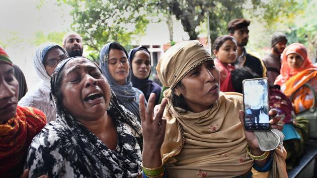 Relatives of a deceased person break down as they wait for the body, who was killed during communal violence in northeast Delhi area over the amended citizenship law, outside GTB hospital mortuary, in New Delhi. (Biplov Bhuyan/HT PHOTO) Relatives of a deceased person break down as they wait for the body, who was killed during communal violence in northeast Delhi area over the amended citizenship law, outside GTB hospital mortuary, in New Delhi. (Biplov Bhuyan/HT PHOTO)