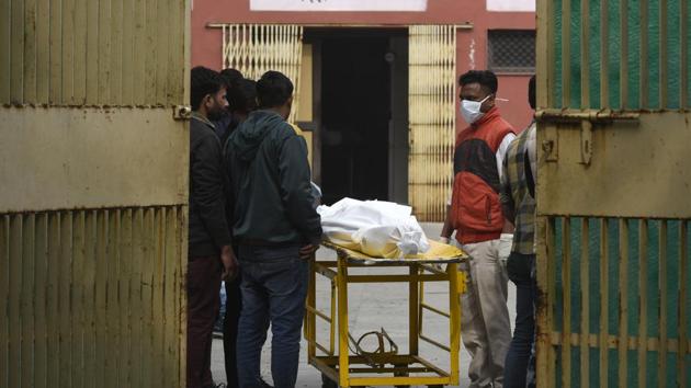 Relatives wait to collect the body of a deceased person who was killed during communal violence in northeast Delhi area over the amended citizenship law, outside GTB hospital mortuary, in New Delhi. (Biplov Bhuyan/HT PHOTO) Relatives wait to collect the body of a deceased person who was killed during communal violence in northeast Delhi area over the amended citizenship law, outside GTB hospital mortuary, in New Delhi. (Biplov Bhuyan/HT PHOTO)