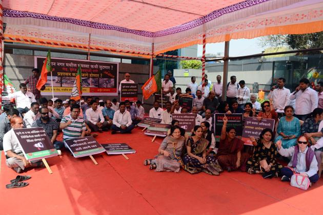 Residents of Vimannagar and leaders of Bharatiya Janata Party (BJP) organised a protest on Saturday against Pune Municipal Corporation (PMC) for turning a blind eye towards the poor state of Konark road which is caught in a legal battle and ineffective drainage system in the area(Shankar Narayan/HT PHOTO)