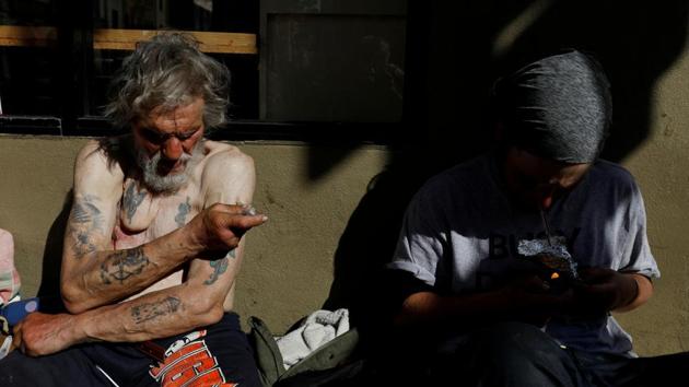 Travis Hayes, 65, injects what he says is the synthetic drug fentanyl, across the street from where San Francisco mayor London Breed just held a news conference introducing legislation in curbing the rise of deadly overdoses in the city, at the Tenderloin section of San Francisco, California, USA. (Shannon Stapleton / REUTERS)