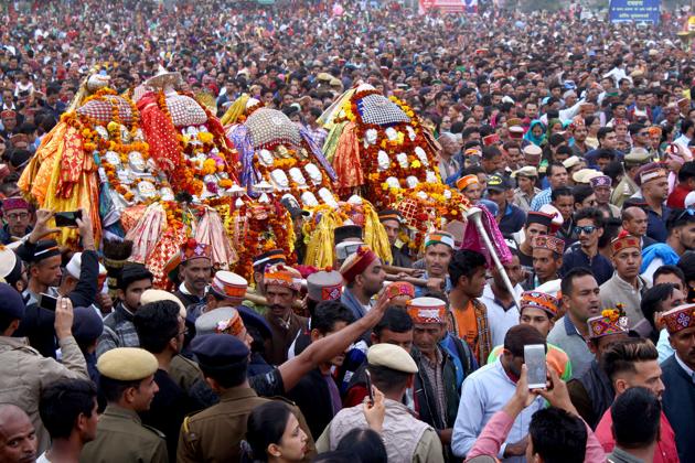 Last year’s festivities: Devotees carry the palanquin of deities at the Dhalpur ground in Kullu.(HT Files)