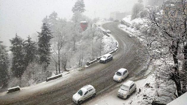 Vehicles are seen on a snow-covered road during fresh snowfall at Kufri, near Shimla, Himachal Pradesh. (Deepak Sansta / HT Photo) Vehicles are seen on a snow-covered road during fresh snowfall at Kufri, near Shimla, Himachal Pradesh. (Deepak Sansta / HT Photo)