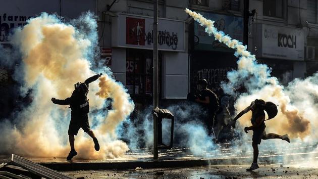 Demonstrators clash with the police during a protest against President Sebastian Pinera's government during the Vina del Mar Music Festival, in Vina del Mar, Chile. (Martin Bernetti / AFP)