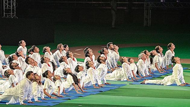 Participants demonstrate asanas during a Fit India programme.(PTI)