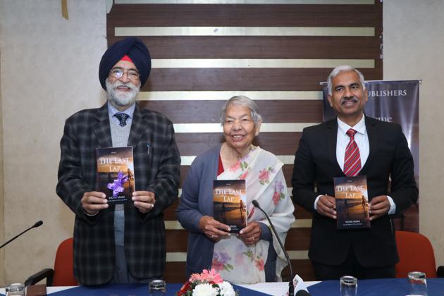 Author Vidya Mani flanked by Punjabi playwright Atamjit Singh (left) and Manoj Ahuja, her son-in-law who is also special director, Lal Bahadur Shastri National Academy of Administration, Mussoorie, at the book launch in Panchkula on Sunday.(HT PHOTO)
