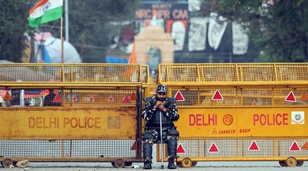 A security personnel at Shaheen Bagh, in New Delhi.(ANI) A security personnel at Shaheen Bagh, in New Delhi.(ANI)