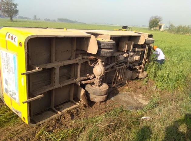 The bus of Akal Ashram Academy at Chunni village in Mohali district after the accident on Monday morning.(HT Photo)