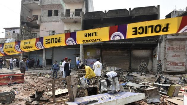 Forensics and police personnel investigate at communal violence-hit Khajuri Khas, northeast Delhi, February 28(Sanjeev Verma/HT PHOTO)