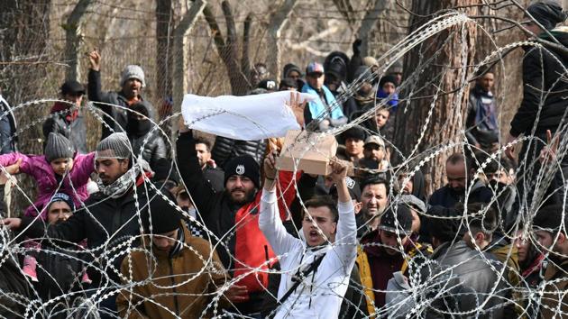 Migrants who want to cross into Greece from Turkey's Pazarkule border crossing shout slogans as they are gathered at the borderline, in Kastanies, Greece, March 2, 2020. (REUTERS) Migrants who want to cross into Greece from Turkey's Pazarkule border crossing shout slogans as they are gathered at the borderline, in Kastanies, Greece, March 2, 2020. (REUTERS)