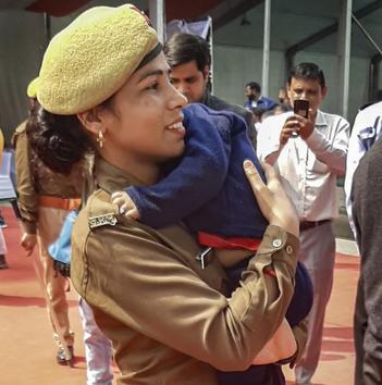 Police constable Priti Rani arrives on duty with her 18-month-old son during UP Chief Minister Yogi Adityanath's event, in Noida.(PTI) Police constable Priti Rani arrives on duty with her 18-month-old son during UP Chief Minister Yogi Adityanath's event, in Noida.(PTI)