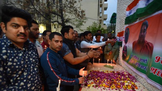 Friends and family members of Intelligence Bureau official Ankit Sharma pay tribute to him during a ceremony in Noida, on Saturday. (Virendra Singh Gosain/HT Photo) Friends and family members of Intelligence Bureau official Ankit Sharma pay tribute to him during a ceremony in Noida, on Saturday. (Virendra Singh Gosain/HT Photo)