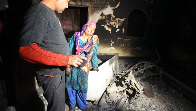 A woman cries after returning to her burnt-down house Delhi’s Shiv Vihar, one of the localities affected by the violence in north-east part of the capital city. (Raj K Raj / HT Photo) A woman cries after returning to her burnt-down house Delhi’s Shiv Vihar, one of the localities affected by the violence in north-east part of the capital city. (Raj K Raj / HT Photo)