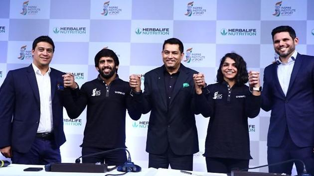 (L-R): Rushdee Warley, CEO, Inspire Institute of Sport; Bajarang Punia; Mr. Ajay Khanna, VP & Country Head, Herbalife Nutrition; Sakshi Malik and Mr. Mustafa Ghouse, CEO, JSW Sports at the conference today announcing “Herbalife Nutrition association with the Inspire Institute of Sport (IIS) as it’s sports nutrition partner”