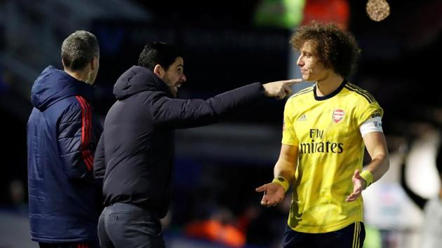 Arsenal manager Mikel Arteta speaks to David Luiz. (REUTERS) Arsenal manager Mikel Arteta speaks to David Luiz. (REUTERS)