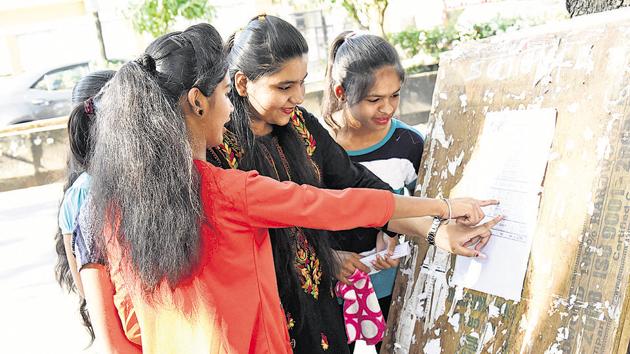 Students of Class 10 check seating arrangements at Shri Mhalsakant Vidyalaya, Akurdi on Monday.(HT PHOTO)